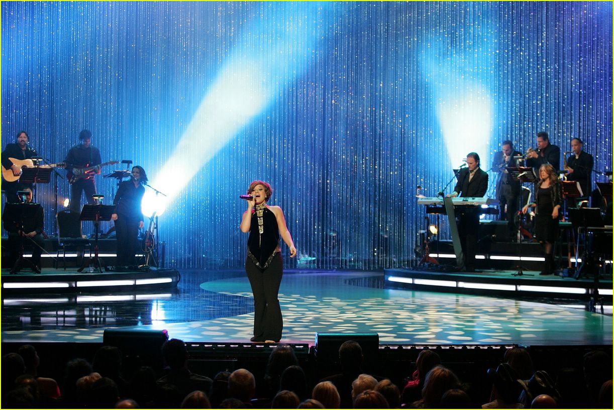 Kelly Clarkson Honors Her Own '...