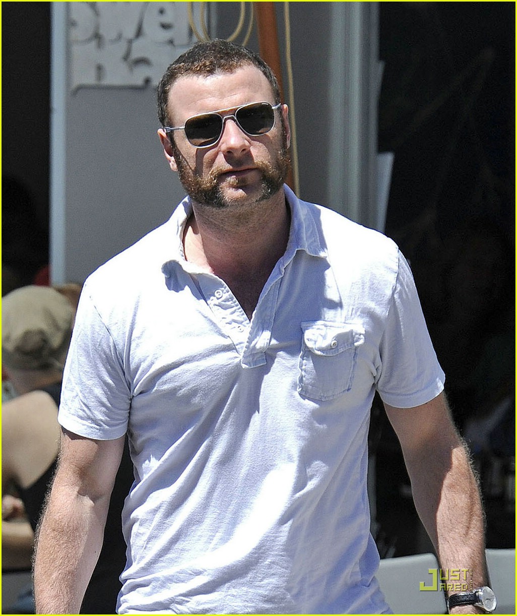 liev-schreiber-dominic-monaghan-lunch-10.jpg