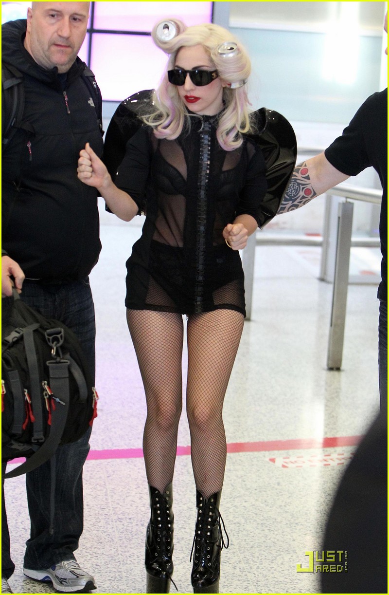 lady-gaga-coke-can-curls-07.jpg