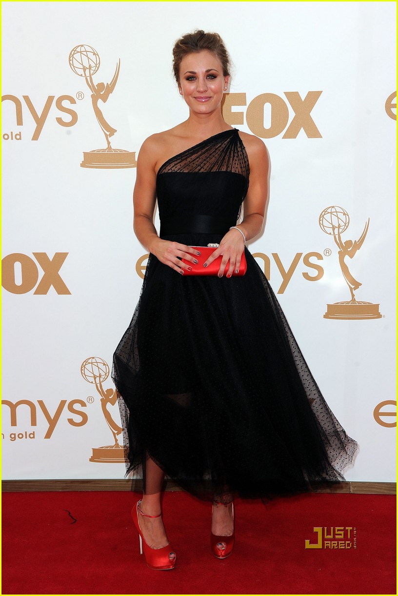Kaley Cuoco - Emmys 2011 Red Carpet: Photo 2581651 | 2011 Emmy Awards