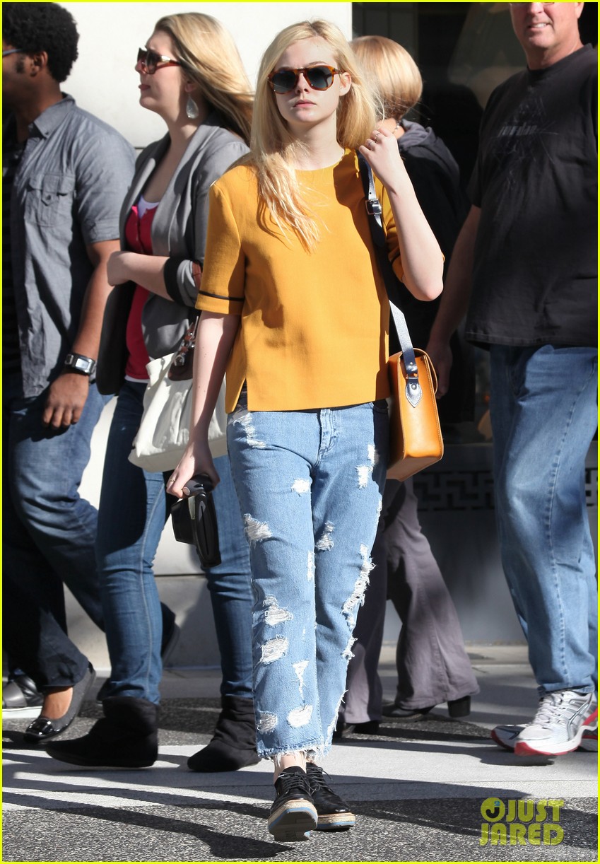 elle fanning christina hendricks bomb 02