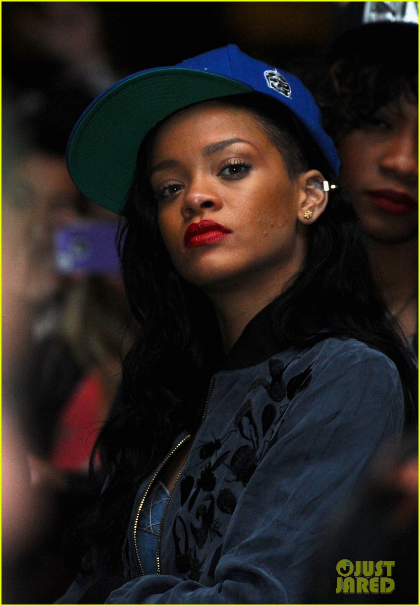 Rihanna: 'Saturday Night Live' Musical Guest on May 5!