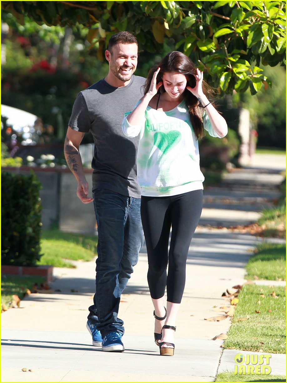 Megan Fox Pregnant Stroll with Brian Austin Green? Photo
