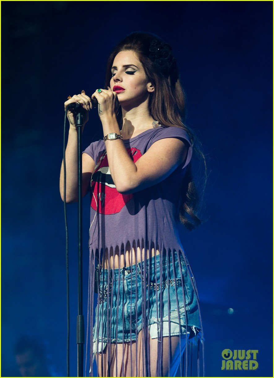 lana-del-rey-isle-of-wight-festival-13.jpg