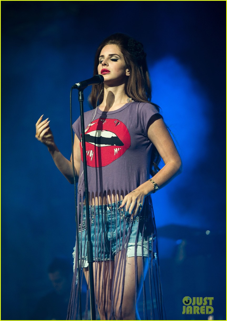lana-del-rey-isle-of-wight-festival-14.jpg
