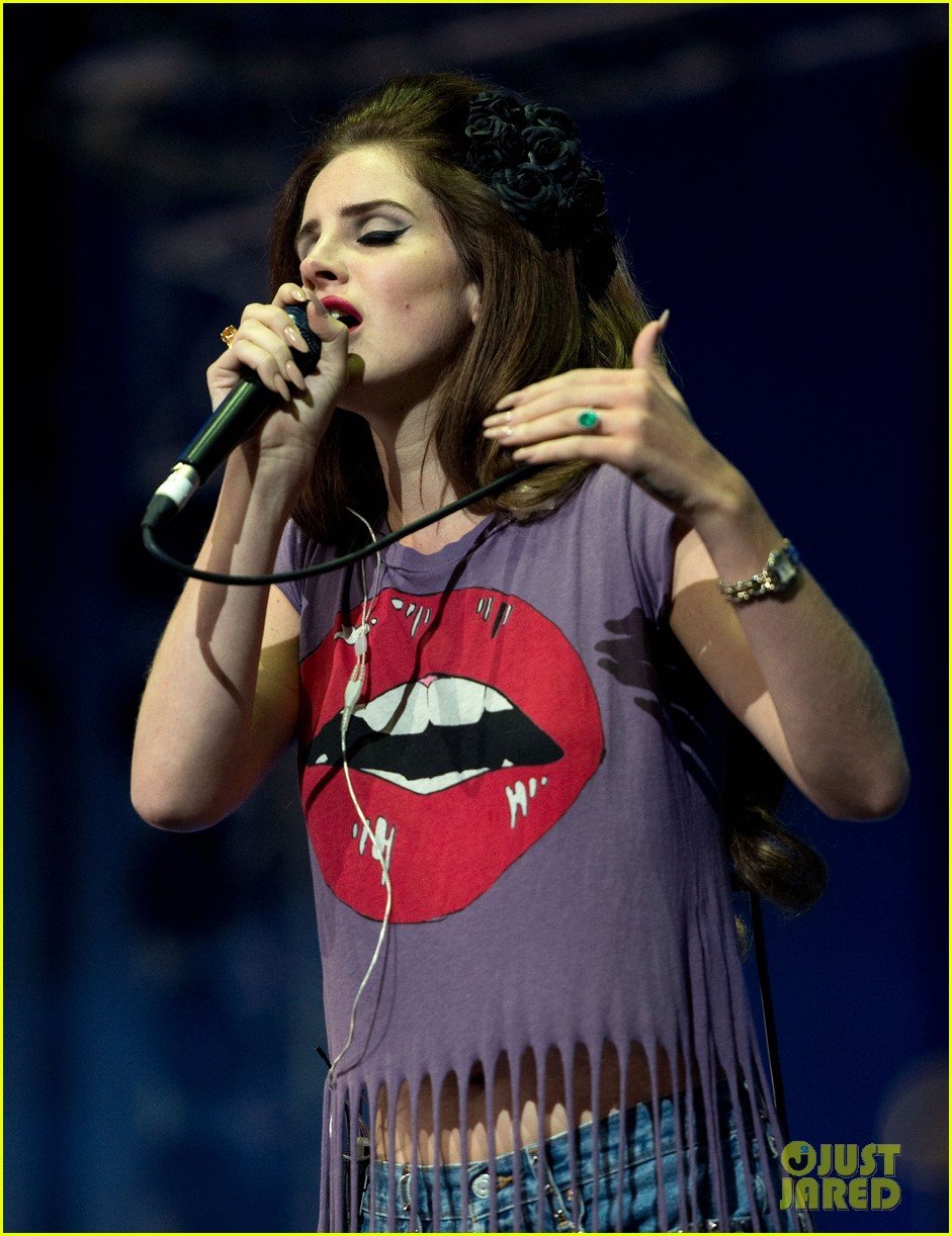 lana-del-rey-isle-of-wight-festival-16.jpg