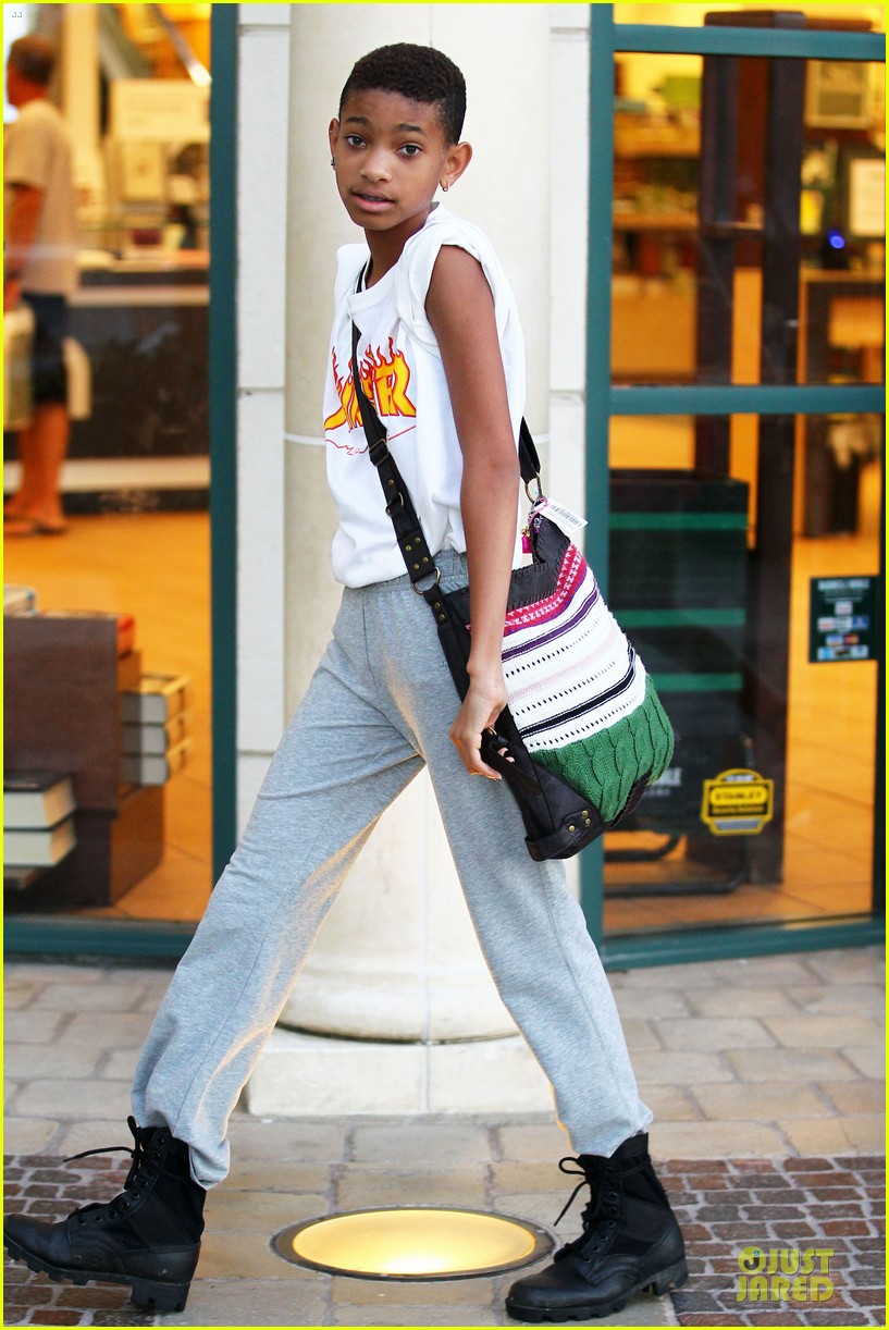 Willow Smith at Barnes & Noble in Calabasas, CA 6/27 Lipstick Alley