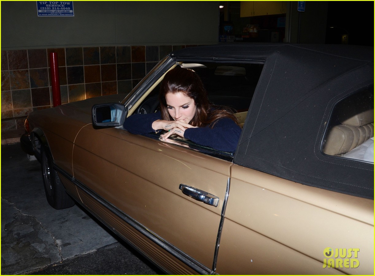 lana-del-rey-taco-bell-stop-04.jpg