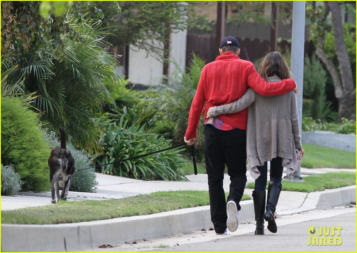 ashton-kutcher-mila-kunis-monday-morning-dog-walk-20.jpg