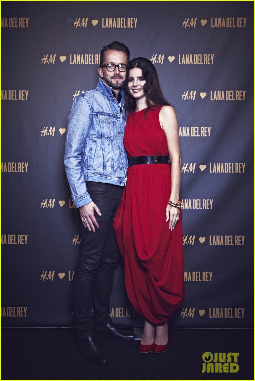 lana-del-rey-hm-berlin-showroom-concert-03.jpg