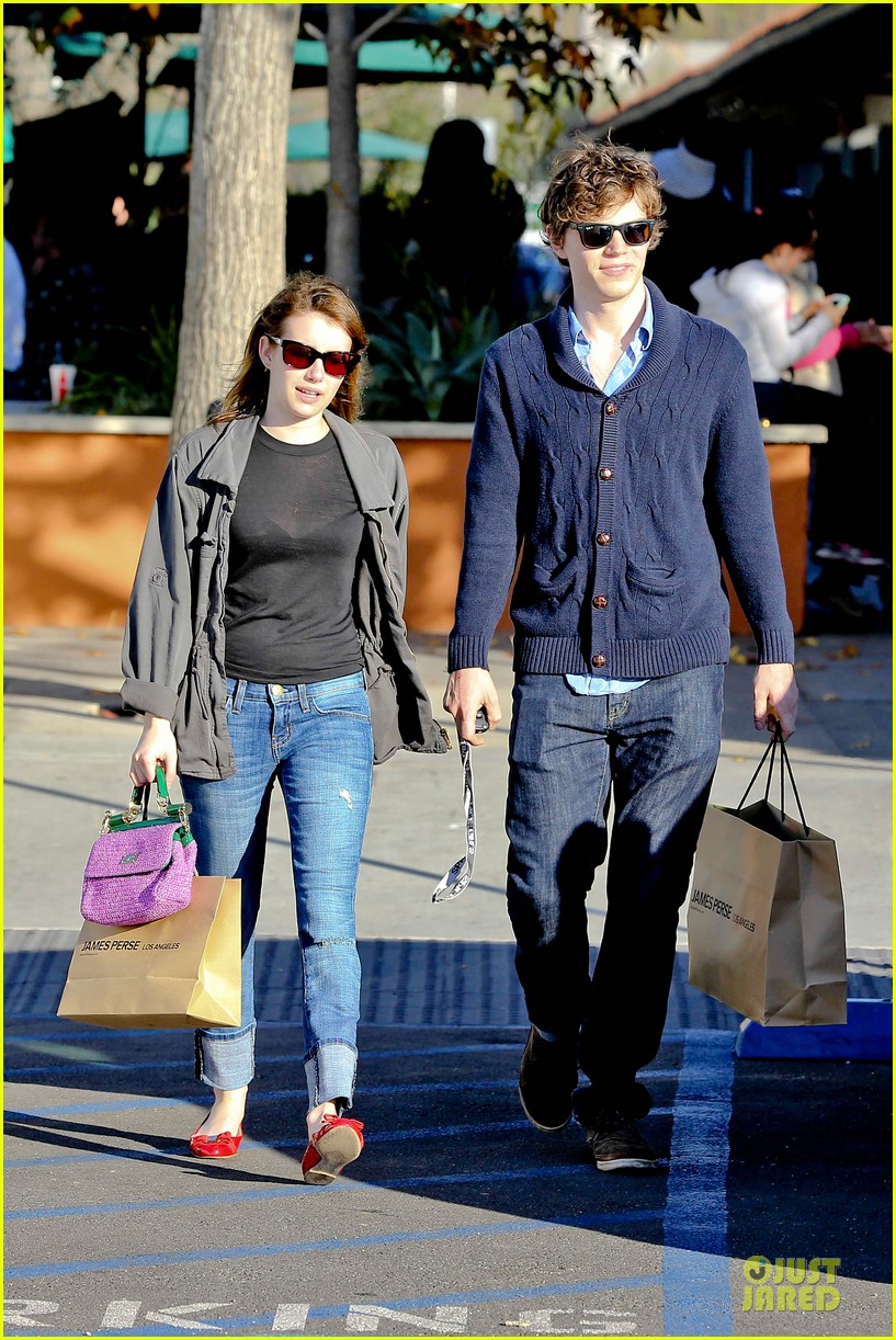 http://cdn03.cdn.justjared.com/wp-content/uploads/2012/11/roberts-friday/emma-roberts-evan-peters-black-friday-shopping-couple-08.jpg