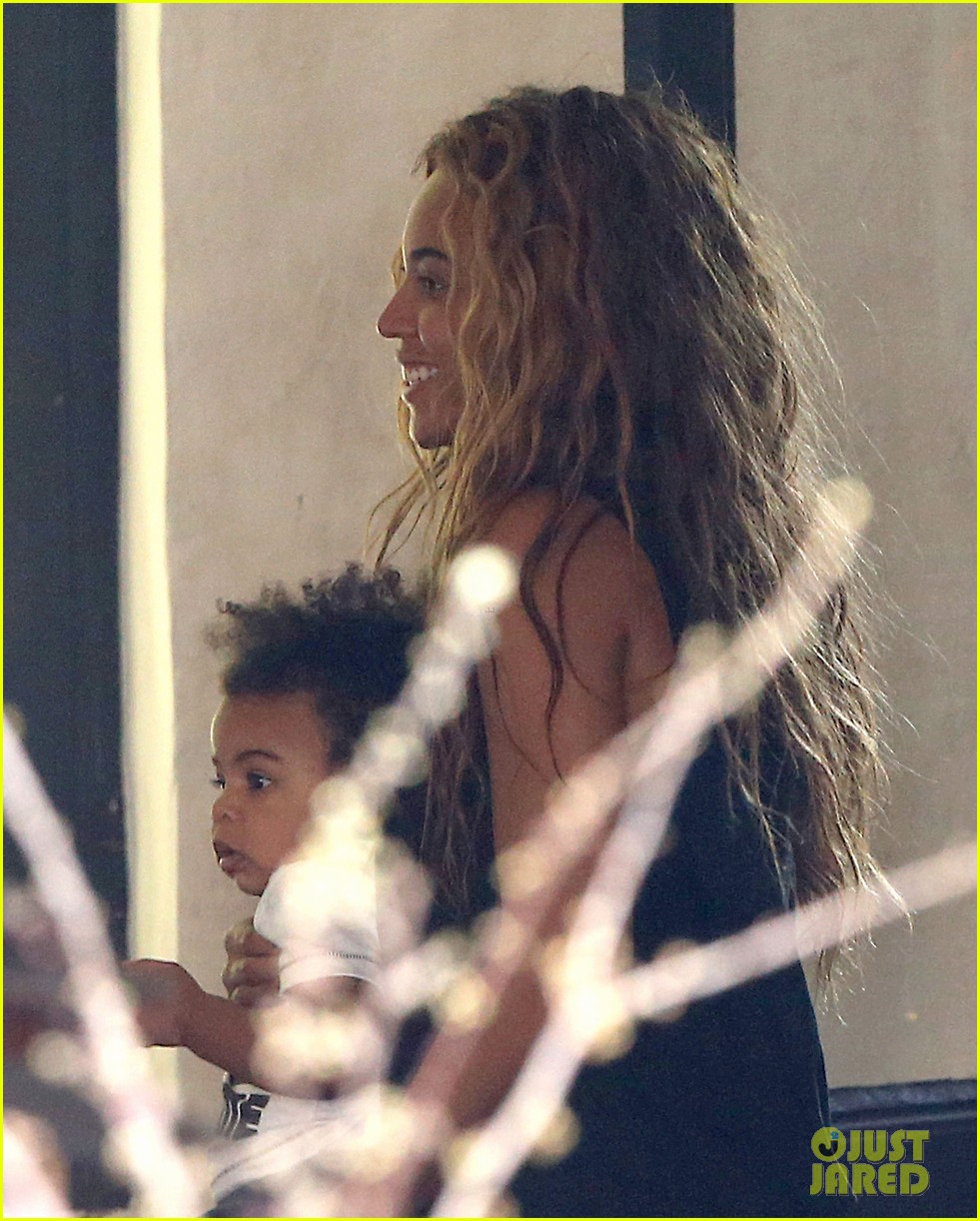 beyonce-jay-z-parisian-lunch-with-blue-ivy-carter-15.jpg