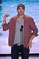 ashton kutcher wins old guy award at teen choice awards 07