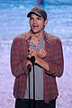 ashton kutcher wins old guy award at teen choice awards 10