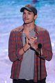 ashton kutcher wins old guy award at teen choice awards 14