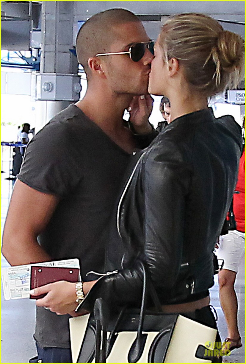 max george nina agdal goodbye kiss at barbados airport 04