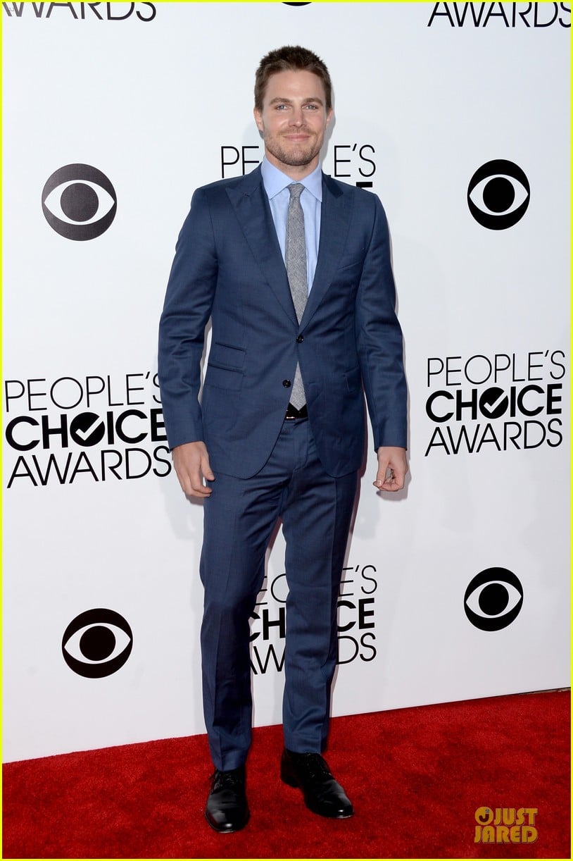 stephen amell presenter at peoples choice awards 2014 01