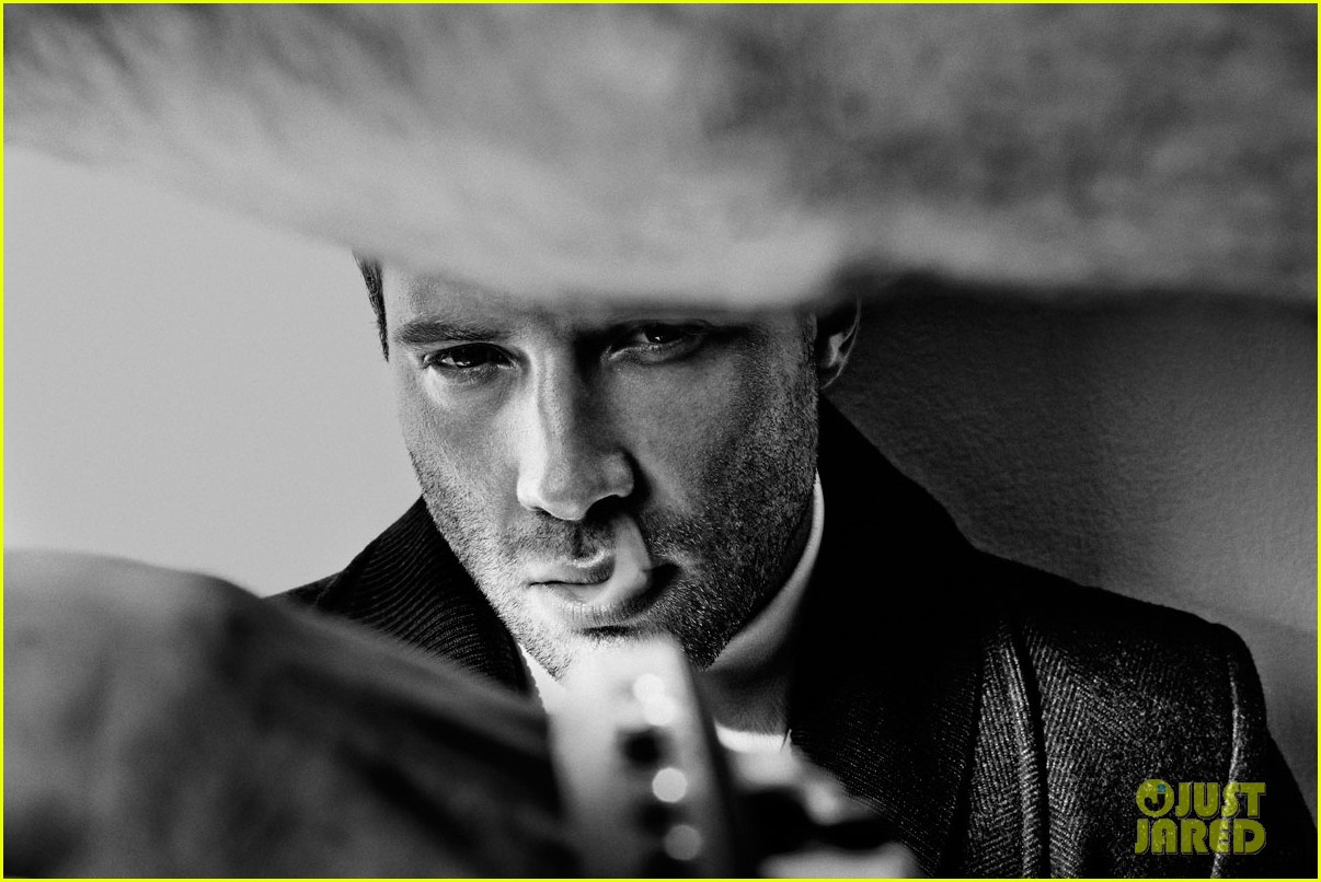 divergents jai courtney displays ripped arms for flaunt feature 01