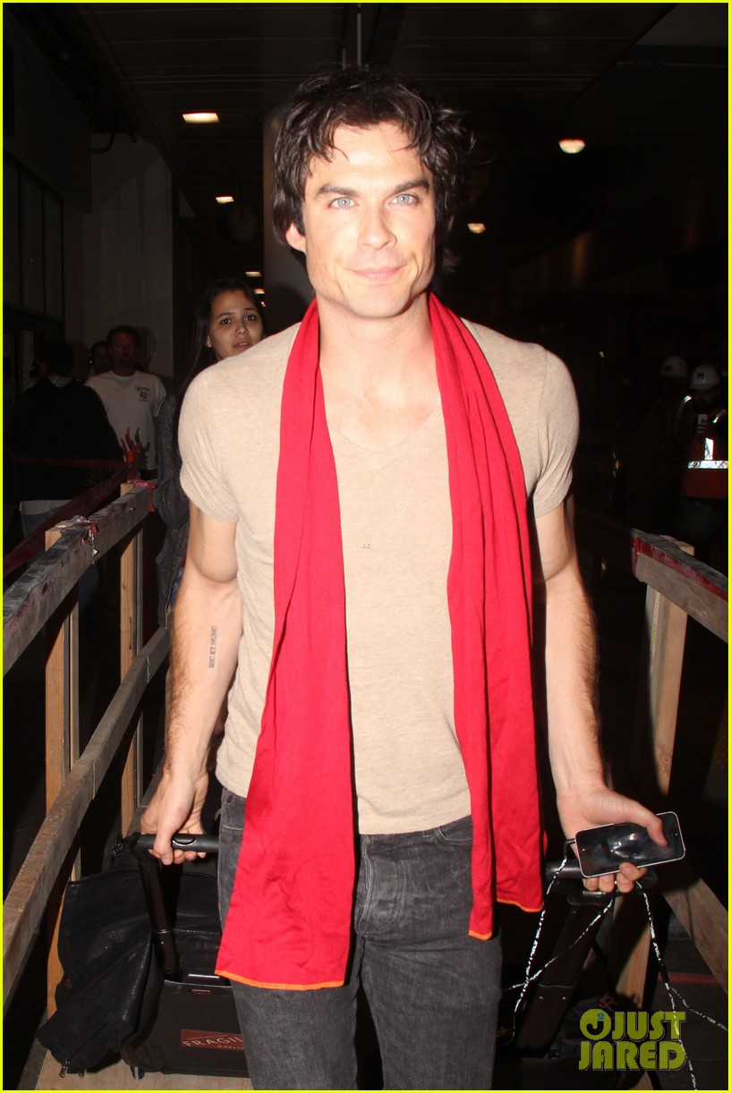 ian somerhalder makes his way to comic con after weekend with nikki reed 01