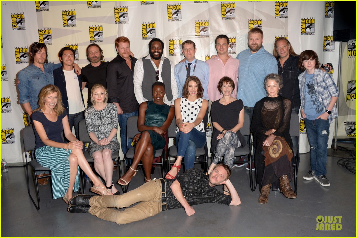 The Walking Dead saison 7 : Episode 1, la date de ... Full Sized Photo of norman reedus andew lincoln walking ...