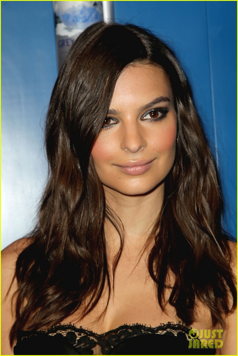 Emily Ratajkowski Glammed Up NYC for Grammys Viewing Party 
