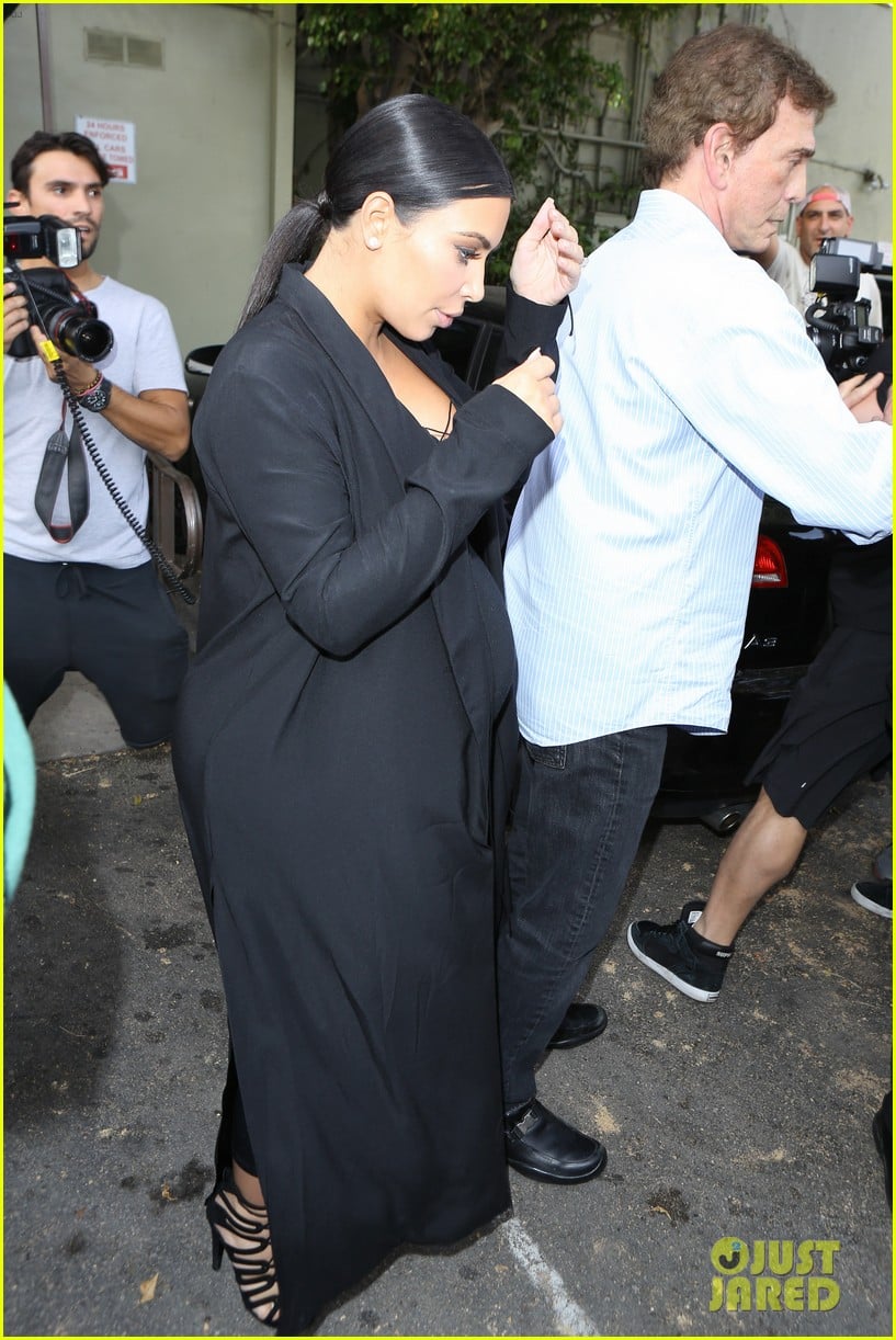 kim kardashian invites fans to birthday brunch 01