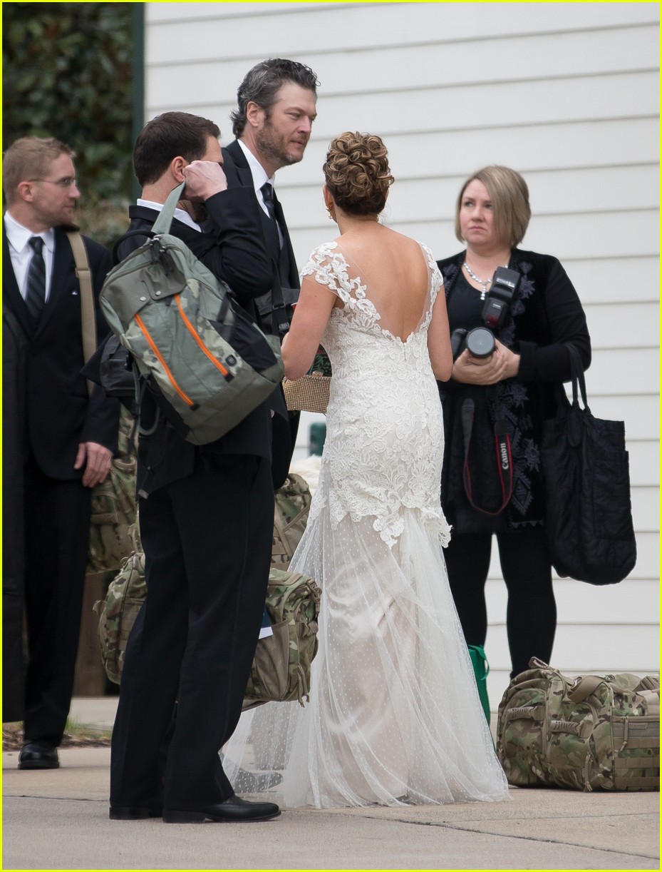 Gwen Stefani Blake Shelton Couple Up At Hairstylist S Wedding