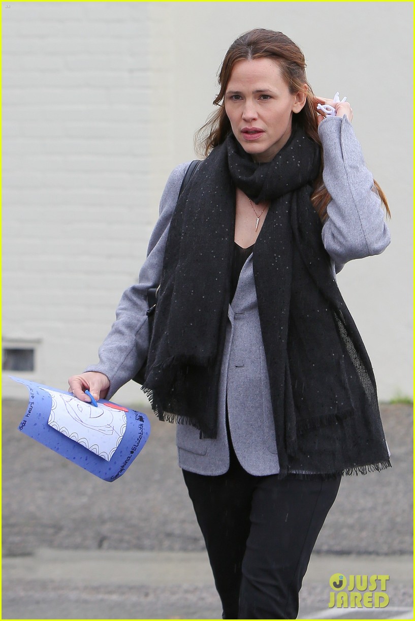 Jennifer Garner Braves the Downpour at the Farmer's Market!: Photo