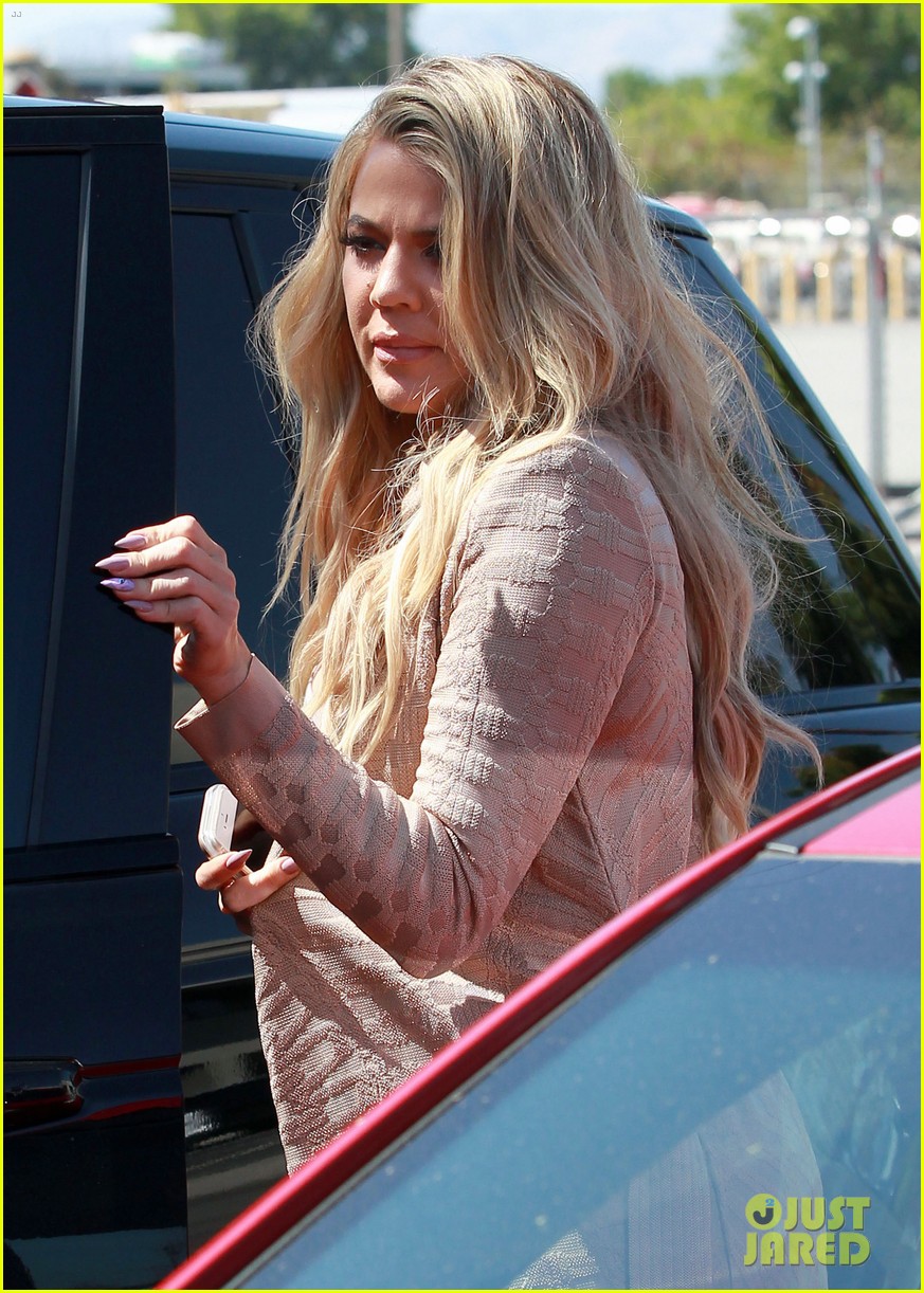 khloe kardashian blonde hair studio van nuys 01