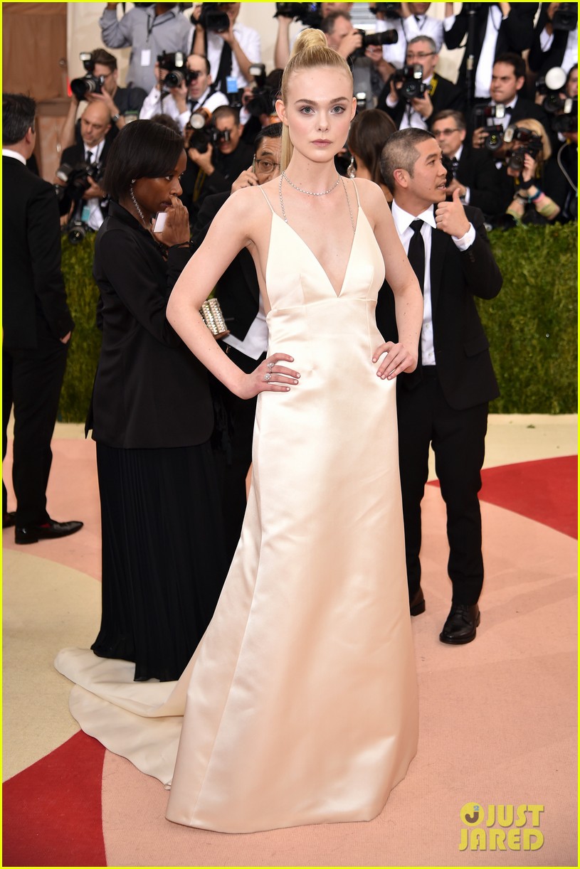 dakota-fanning-elle-arrive-met-gala-01.jpg