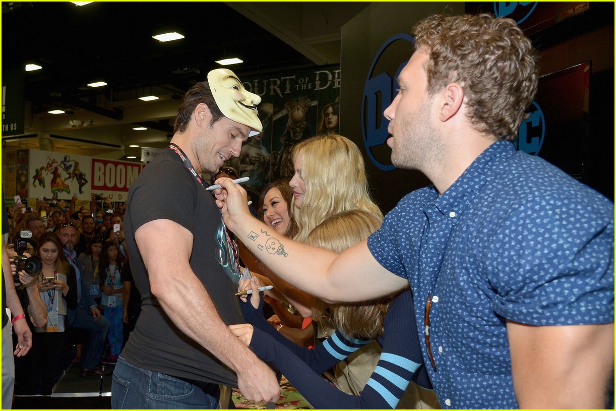 henry cavill goes shirtless at comic con 04