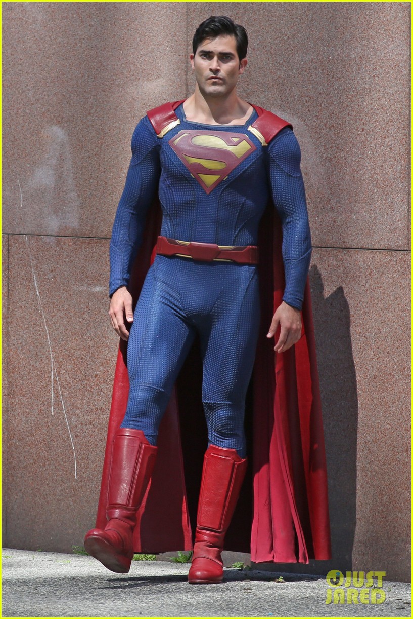 http://cdn03.cdn.justjared.com/wp-content/uploads/2016/07/tyler-save/tyler-hoechlin-saves-day-on-supergirl-as-superman-filming-12.jpg