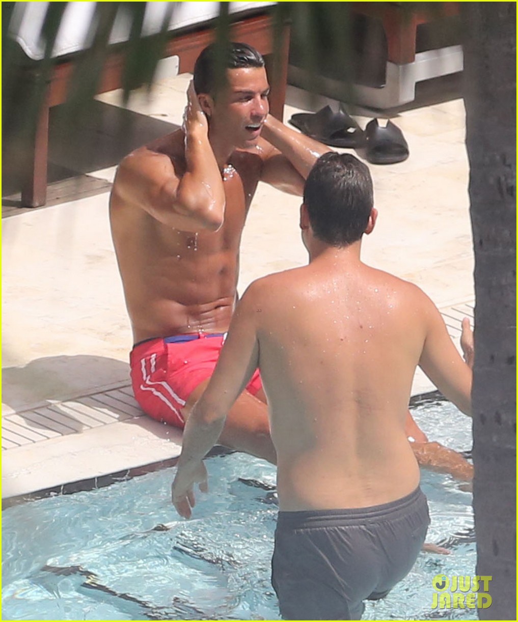 Full Sized Photo of cristiano ronaldo pool shirtless miami 