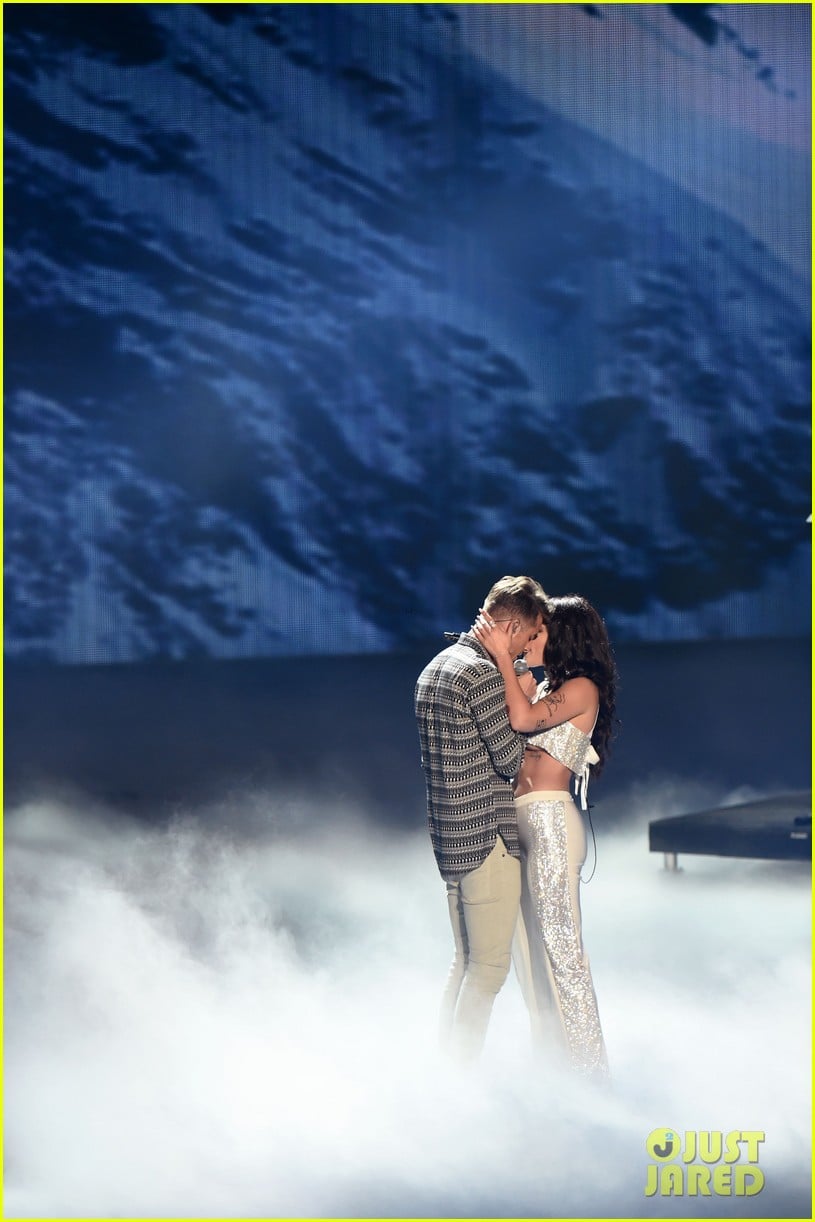 Halsey & The Chainsmokers VMAs 2016 Performance of 'Closer' Photo