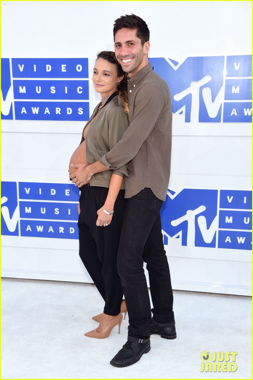 http://cdn03.cdn.justjared.com/wp-content/uploads/2016/08/schulman-vmas/catfish-nev-schulman-pregnant-fiancee-mtv-vmas-2016-05.jpg