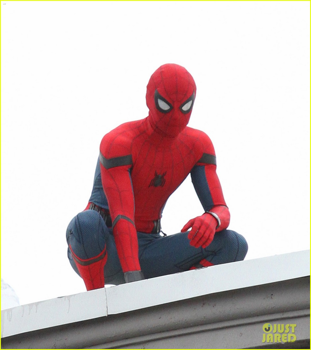 tom holland snaps a selfie while filming spide man homecoming 01