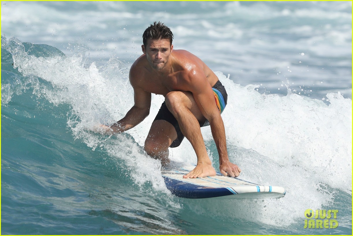 scott-eastwood-goes-surfing-in-hot-new-s