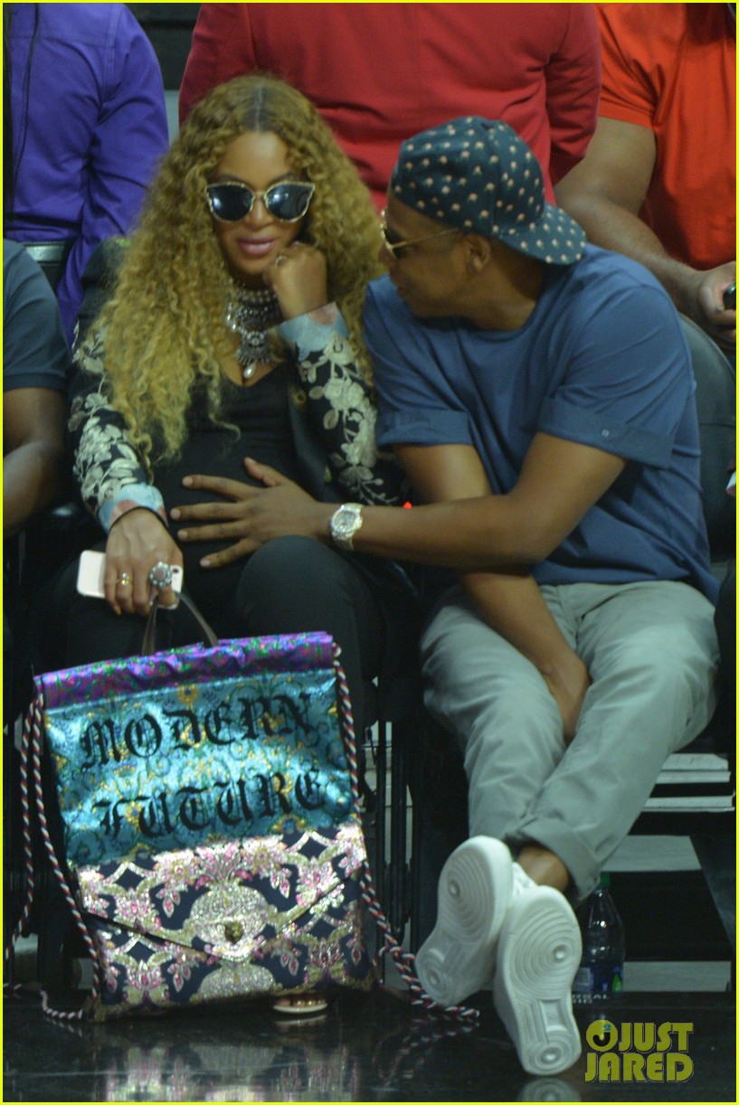 jay-z-cradles-beyonce-baby-bump-at-clippers-game02.jpg