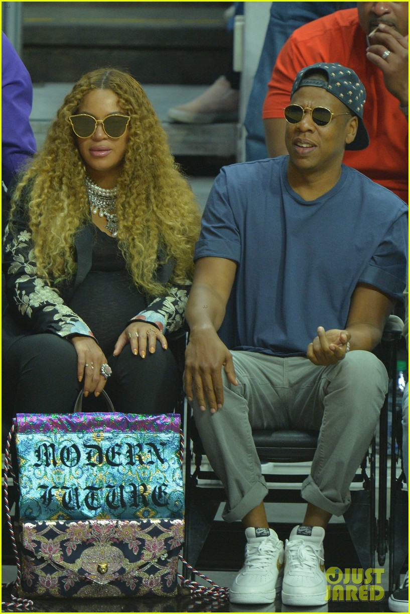 jay-z-cradles-beyonce-baby-bump-at-clippers-game03.jpg