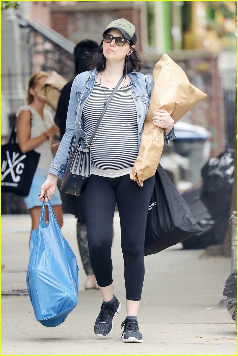 [Image: laura-prepon-shows-off-baby-bump-during-...rip-01.jpg]