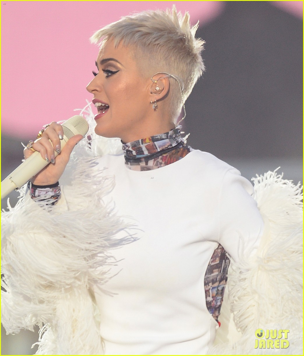 katy-perry-wore-manchester-victims-photo