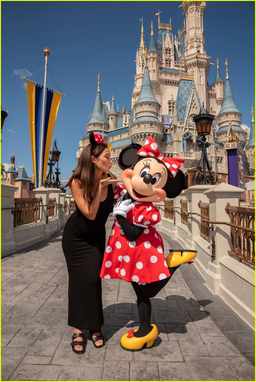lily-aldridge-hangs-out-with-minnie-mous
