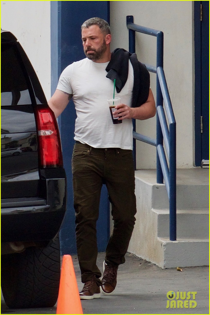 http://cdn03.cdn.justjared.com/wp-content/uploads/2018/10/affleck-af/ben-affleck-is-looking-so-buff-05.jpg