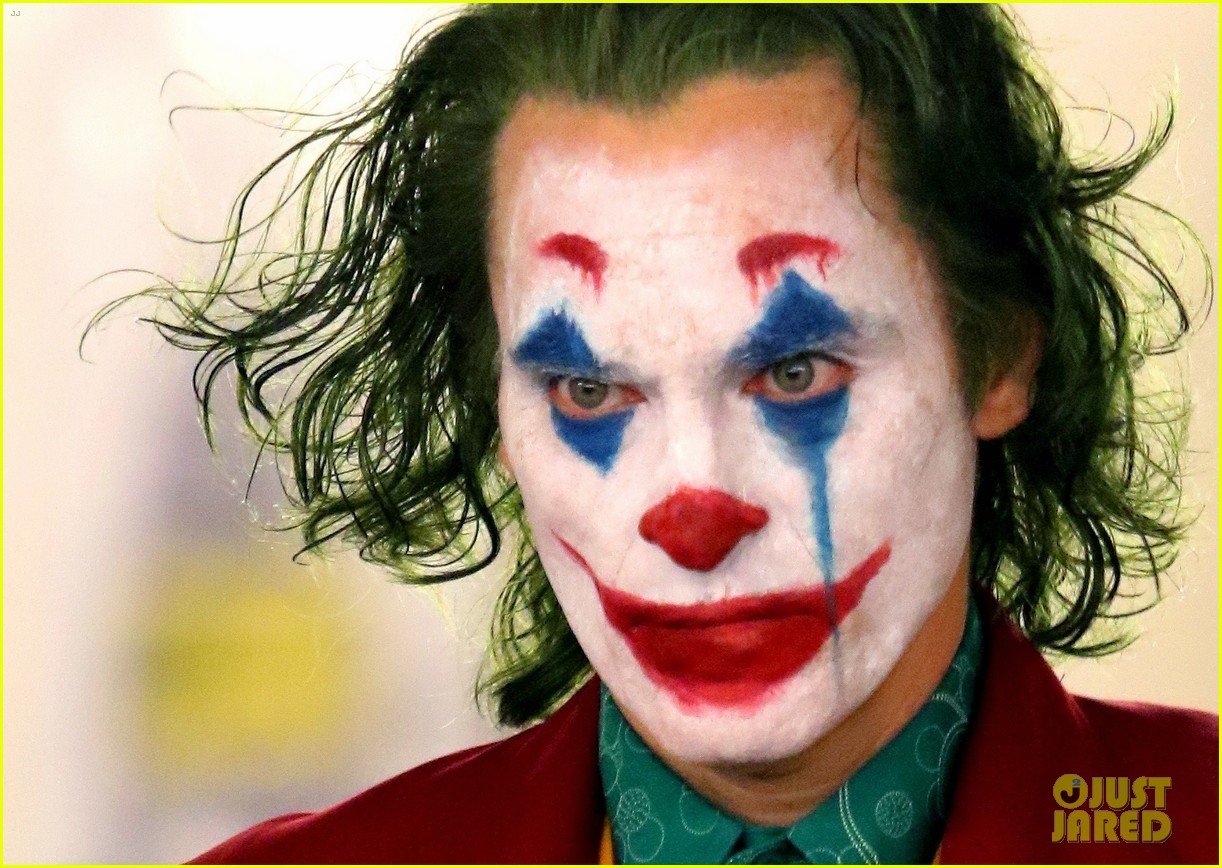 Joaquin Phoenix S Joker Casually Walks Through Nyc Subway In Full Clown Makeup As Police Run By Photo 4160602 Joaquin Phoenix Joker Pictures Just Jared