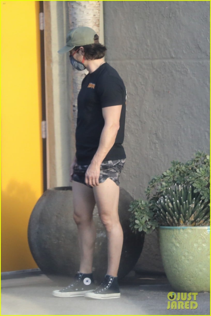 milo-ventimiglia-short-shorts-for-workout-06.jpg