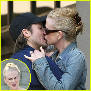 Nicole Kidman Kisses Keith. Nicole Kidman Kisses Keith. LOVE IS IN THE AIR