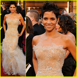 Halle Berry - Oscars 2011 Red Carpet