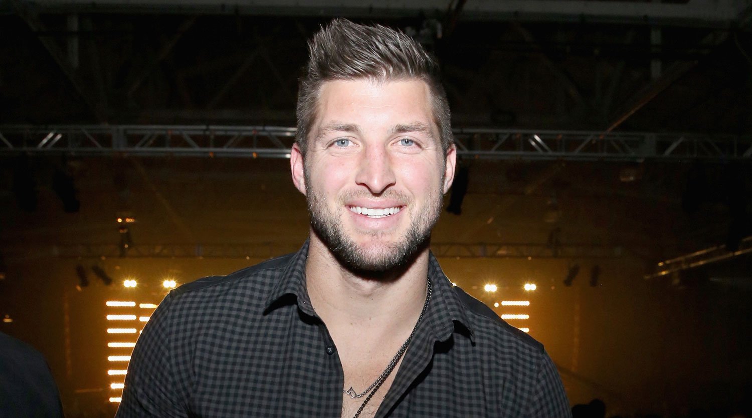 Tim Tebow Helps Family of Unconscious Man on Airplane