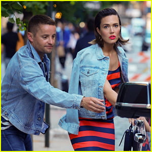 Mandy Moore Lends a Helping Hand at Her Friend’s Yard Sale! | Mandy