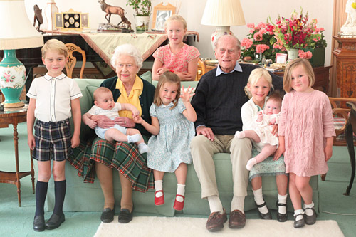 Palace lança foto nunca vista antes da rainha Elizabeth e do príncipe Philip com 8 bisnetos